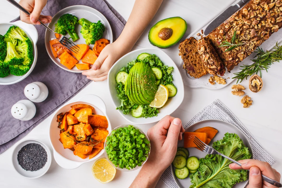 Potraviny pro zdravou pleť: Jak strava ovlivňuje krásu pokožky? 36 Zdravá veganská večeře se salátem, avokádem, ořechovým chlebem, sladkými bramborami, brokolicí a microgreens.