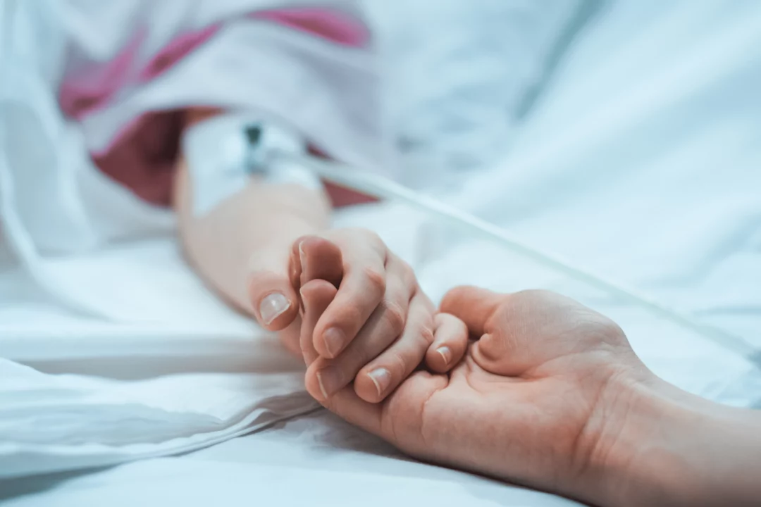 ruka drzici nemocnicni pacienta na luzku symbol podpory a nadeje behem lecby