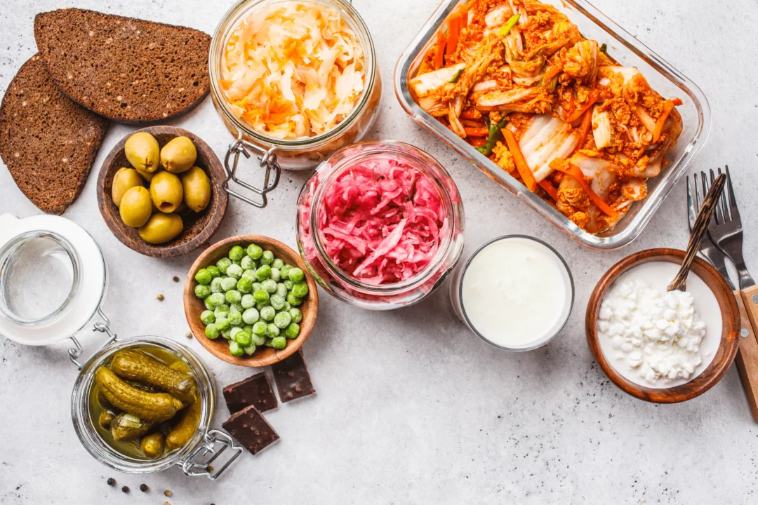 mix fermentovanych a zdravych potravin kimchi olivy pickles kvasena zelenina cerstvy chleb a mlecne vyrobky