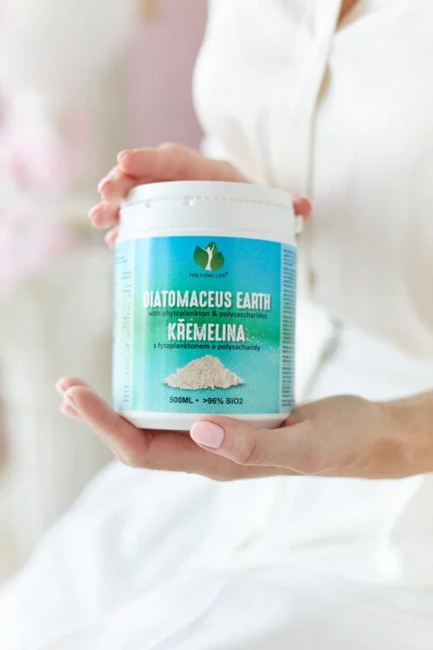 Křemelina aneb šetrná cesta očisty střeva. 1 zena drzi nadobu s kremelinou znacky diatomaceous earth 500ml zamerenou na zdravi obsahujici fytoplankton a polysacharidy