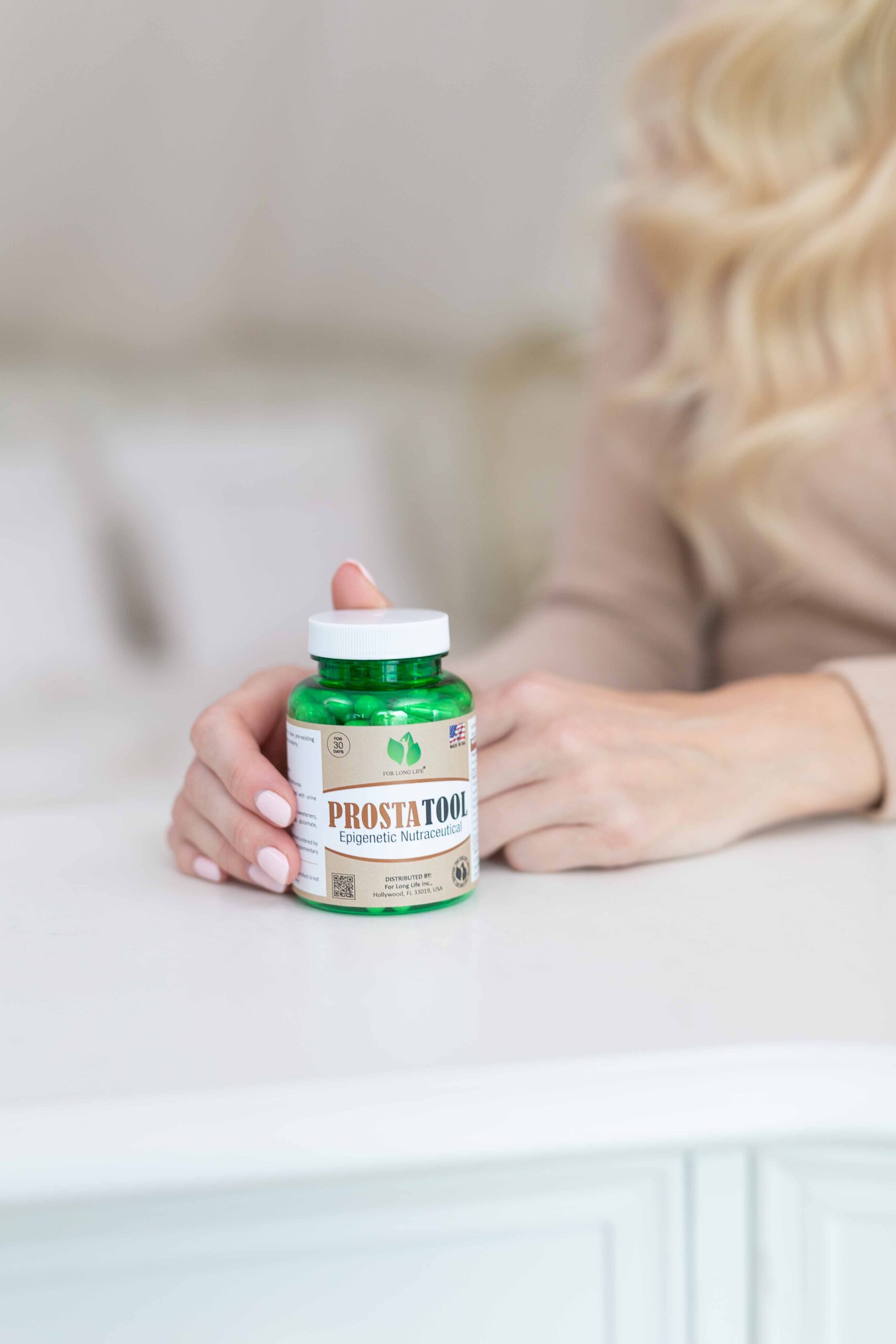 PROSTATOOL natural support for prostate prevention 60 vegan capsules for 30 days 5 PROSTATOOL_prostata_ruce_držící_na_stole_produkt