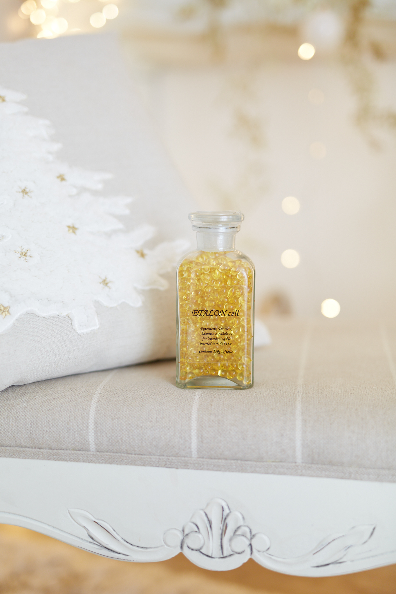 ETALON CELL podpora zpomalení projevů stárnutí buněk 360 tobolek 180 dní 6 ETALON_CELL_zpomalení_stárnutí_buněčné_omlazení_produkt_na_křesle_vánoční_balení_dárek