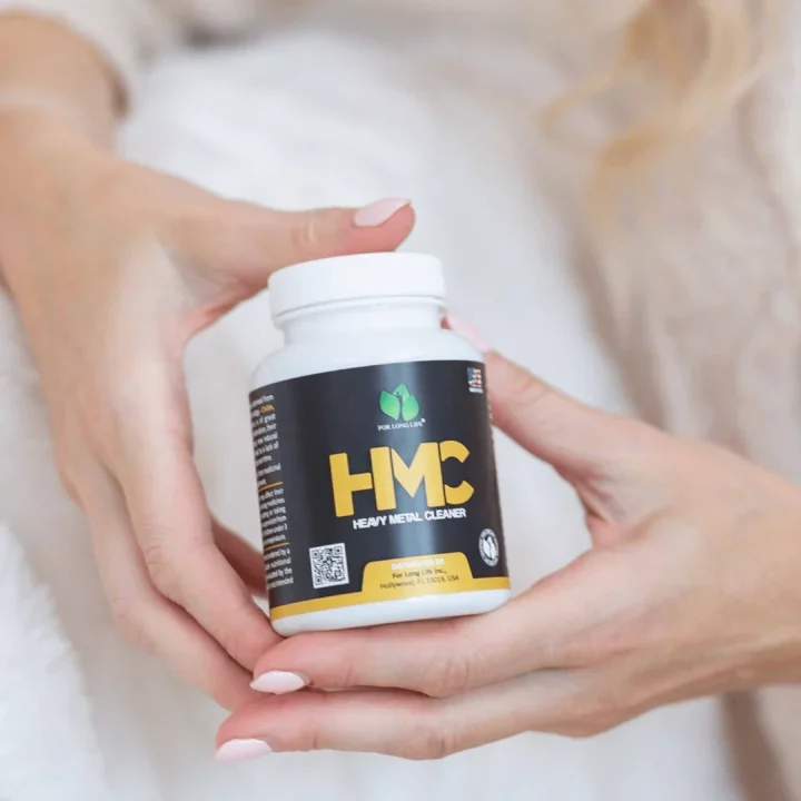Osoba drží lahvičku s doplňkem stravy HMC pro detoxikaci těla od těžkých kovů. Přirozený životní styl.