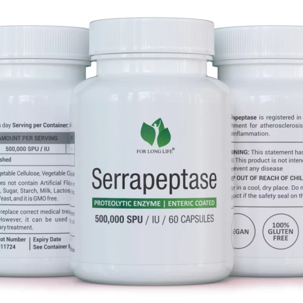 Drei weiße Flaschen mit dem Nahrungsergänzungsmittel Serrapeptase, beschriftet mit Dosierung, Zusammensetzung und Gesundheitsinformationen, in einer Reihe angeordnet.